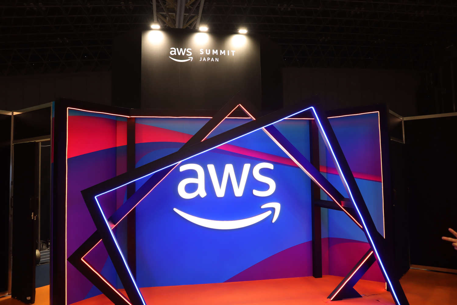 AWS Summit Japan 2024のネオン看板